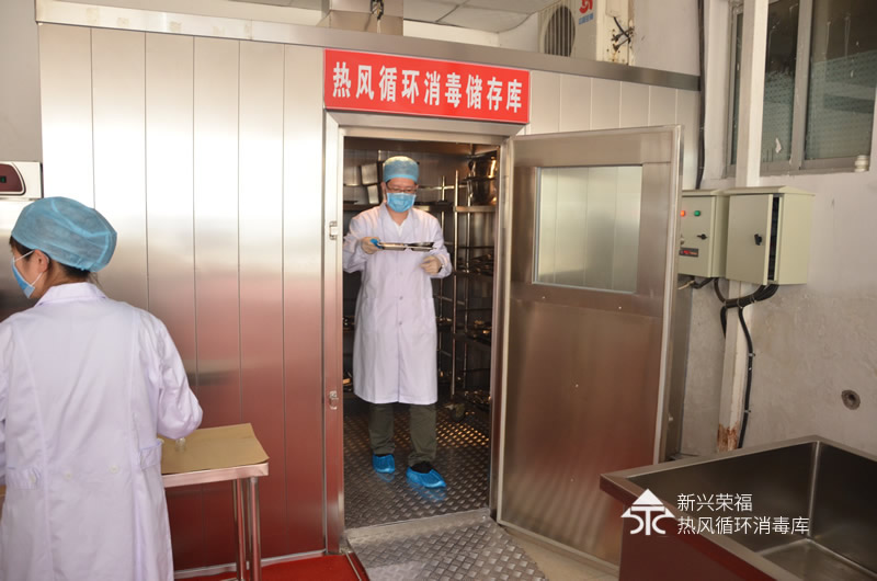 捍衛(wèi)食品安全:新興榮福熱風(fēng)消毒庫引領(lǐng)餐飲消毒新風(fēng)尚